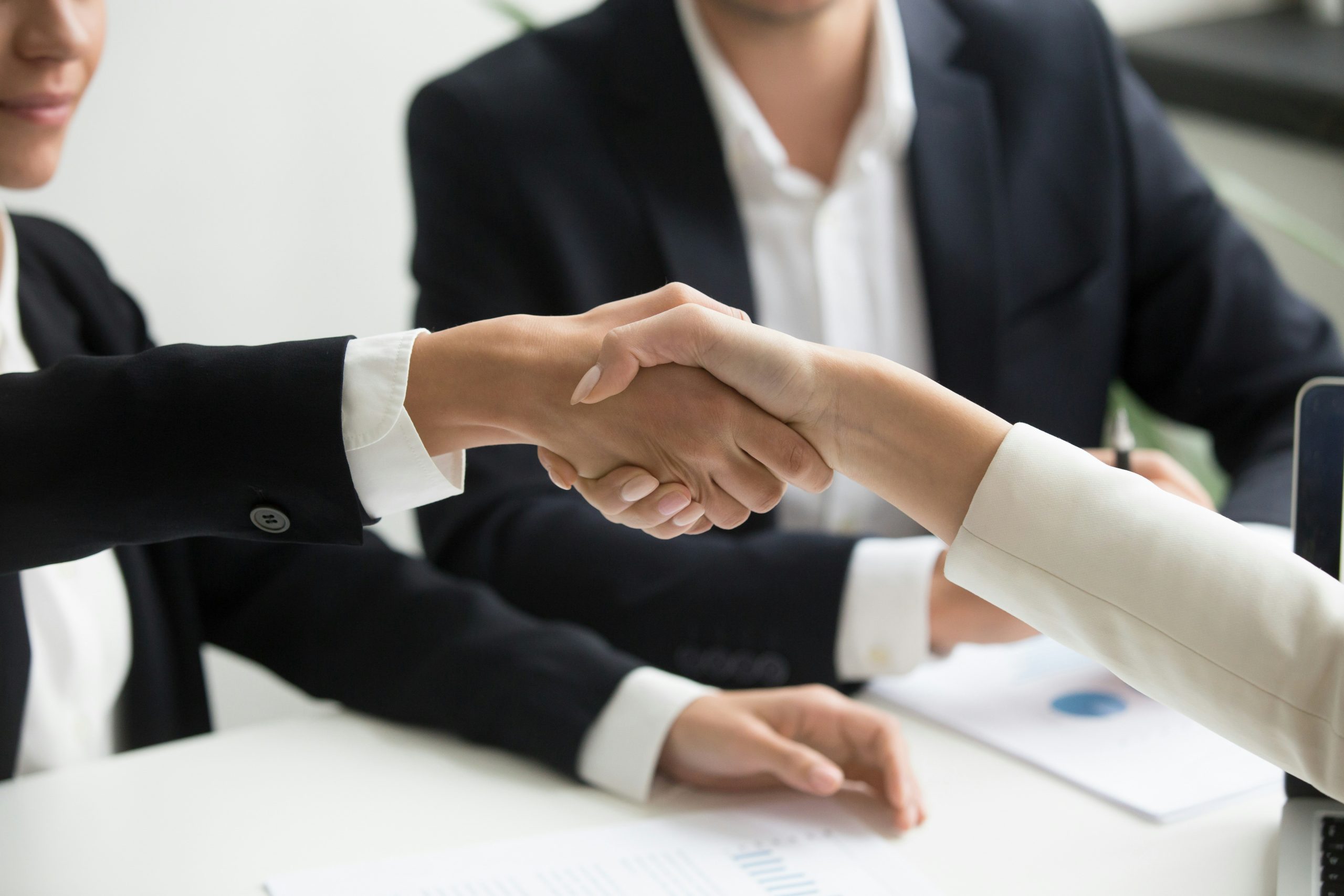 Poignée de main entre un conseiller MC2I Solutions et un client professionnel